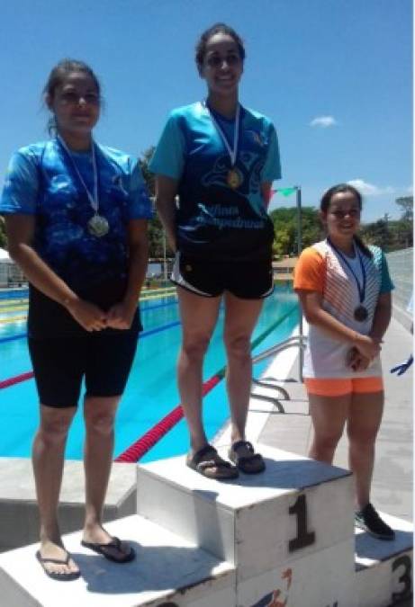 Ana Pastrana gana medalla de oro en los 400 metros en natación