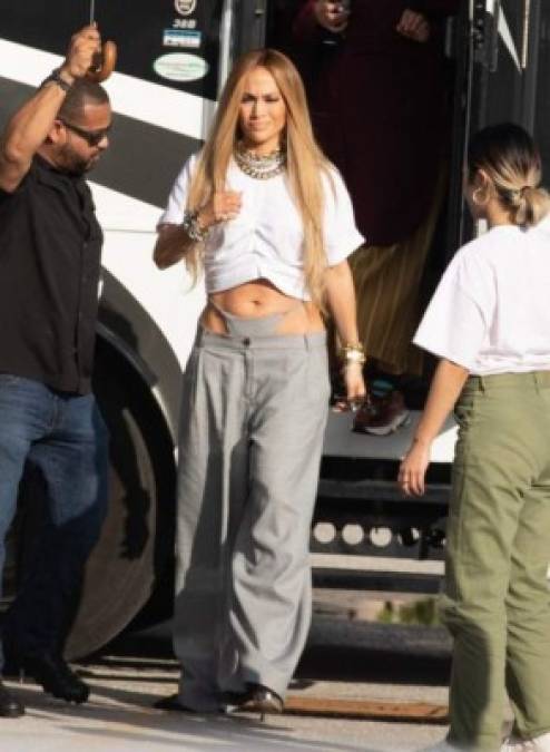 ¡Un pantalón-tanga! Jennifer Lopez sorprende luciendo polémica vestimenta