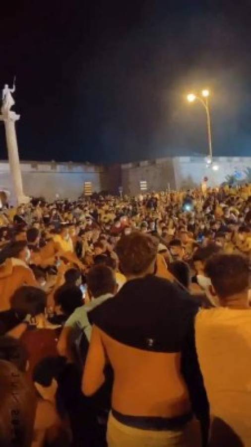 ¡En fotos! Disco de playa, aglomeraciones y caravana para celebrar ascenso del Cádiz