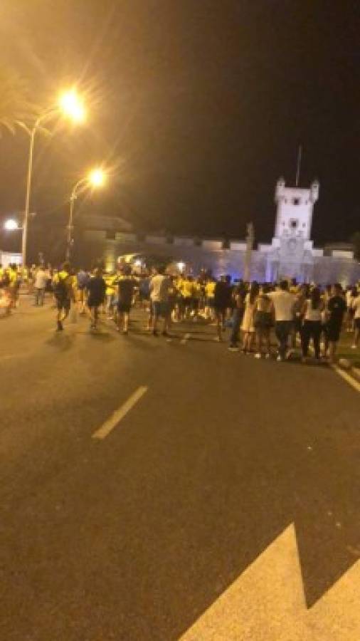 ¡En fotos! Disco de playa, aglomeraciones y caravana para celebrar ascenso del Cádiz