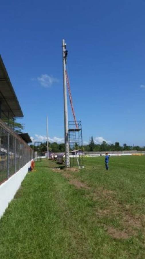 Fotos: Encienden la primera torre de luz en el Estadio Francisco Martínez de Tocoa