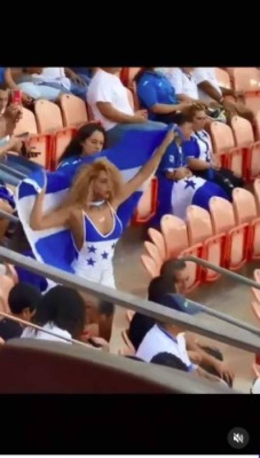 Sandy, la sexy catracha que deslumbró en el BBVA Stadium en el Honduras-Panamá por Copa Oro