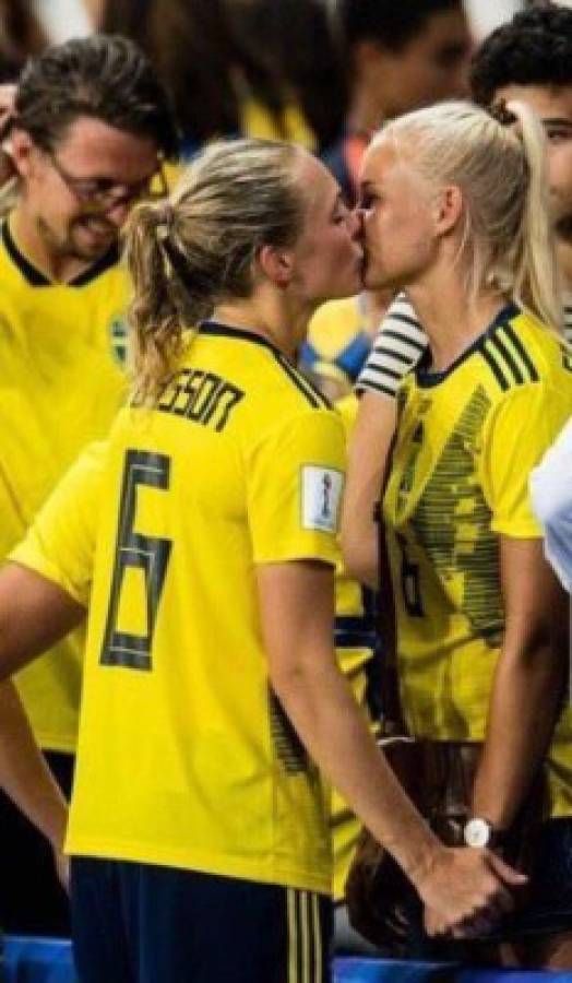 La increíble historia del beso que se hizo viral en el Mundial femenino 2019