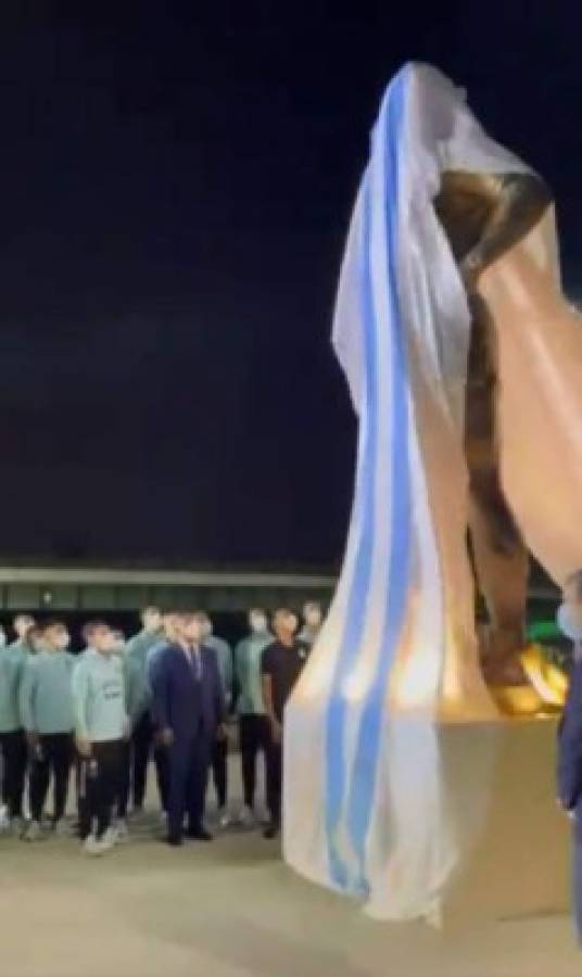 Hermoso homenaje: Así luce la gigante estatua de Diego Maradona en las afueras de estadio en Argentina