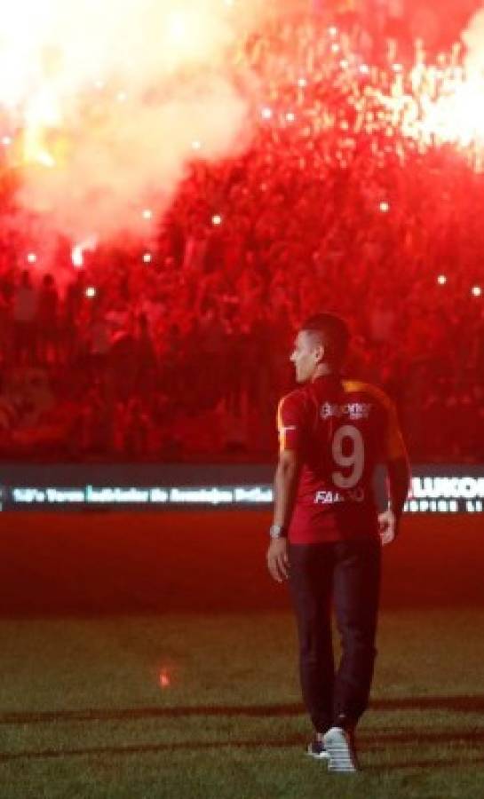 Una locura: La impresionante presentación oficial de Falcao con el Galatasaray