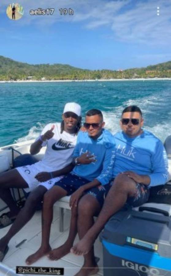 ¡Nadando con delfines! Así disfruta Alberth Elis en Roatán antes de sumarse a la Selección de Honduras