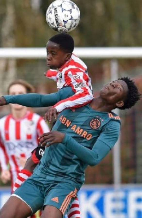 El increíble físico de David Easmon, la joya del Ajax de 14 años que mide 1.90 metros