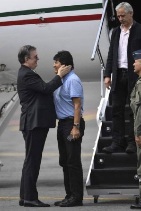 Evo Morales: con sonrisa y los cordones sueltos, así fue su llegada a México