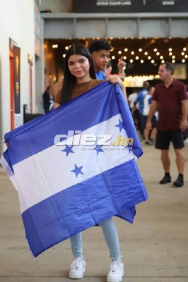 Invasión de hinchas a la cancha, familias reunidas y bellas chicas en el Honduras-Panamá