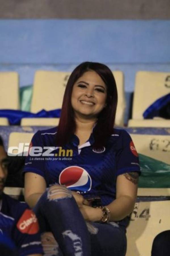 ¡Deslumbran! Las bellas hinchas del Motagua se roban la miradas en el estadio Nacional