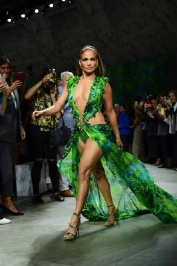 ¡Atrevida! Jennifer Lopez arrasa en la pasarela de Versace a sus 50 años