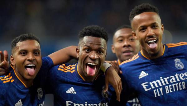 Rodrygo y Militao celebran el primer tanto del Real Madrid que fue obra de Vinicius Jr.