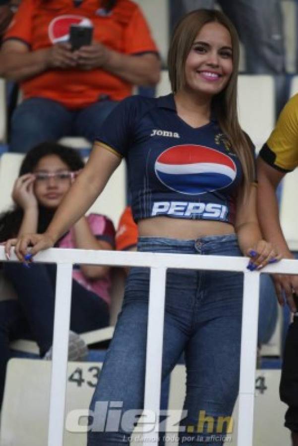 ¡Mamacitas! Las chicas más lindas que llegaron al estadio Nacional