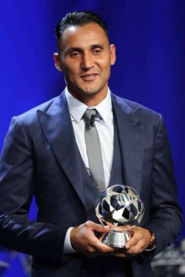 Costa Rican Real Madrid's goalkeepr Keylor Navas reacts after receiving the UEFA Champions League Goalkeeper of the Season award ahead of the draw for UEFA Champions League football tournament at The Grimaldi Forum in Monaco on August 30, 2018. / AFP PHOTO / Valery HACHE