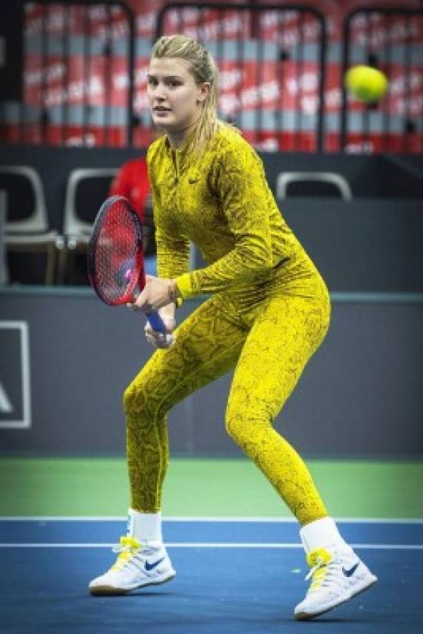 Ajustado y sexy: La 'extraña' vestimenta de la hermosa Genie Bouchard para jugar al tenis