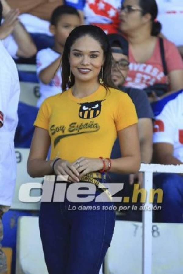 NO SE VIO POR TV: Peleas, legionarios y belleza en las gradas de los estadios hondureños