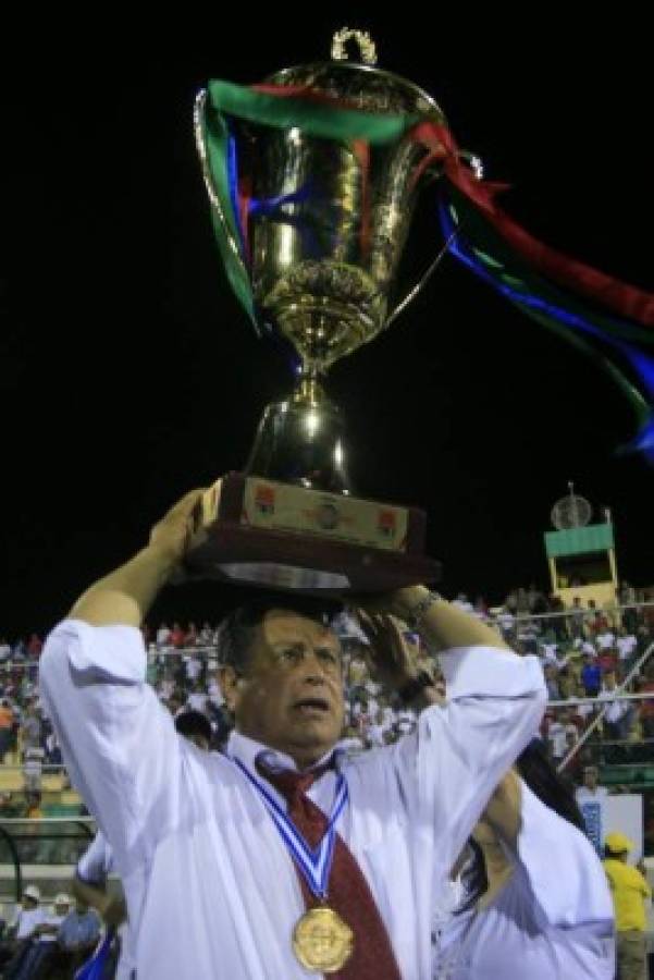 ¡Bicampeón! Pedro Troglio se suma a la lista de entrenadores extranjeros exitosos en Olimpia