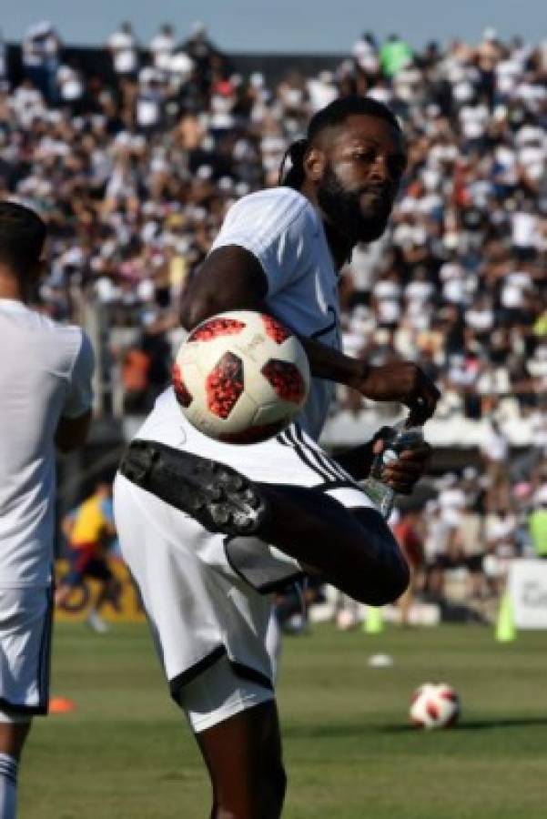 Locura total en Paraguay: Así fue el debut oficial de Adebayor con el Olimpia en un clásico