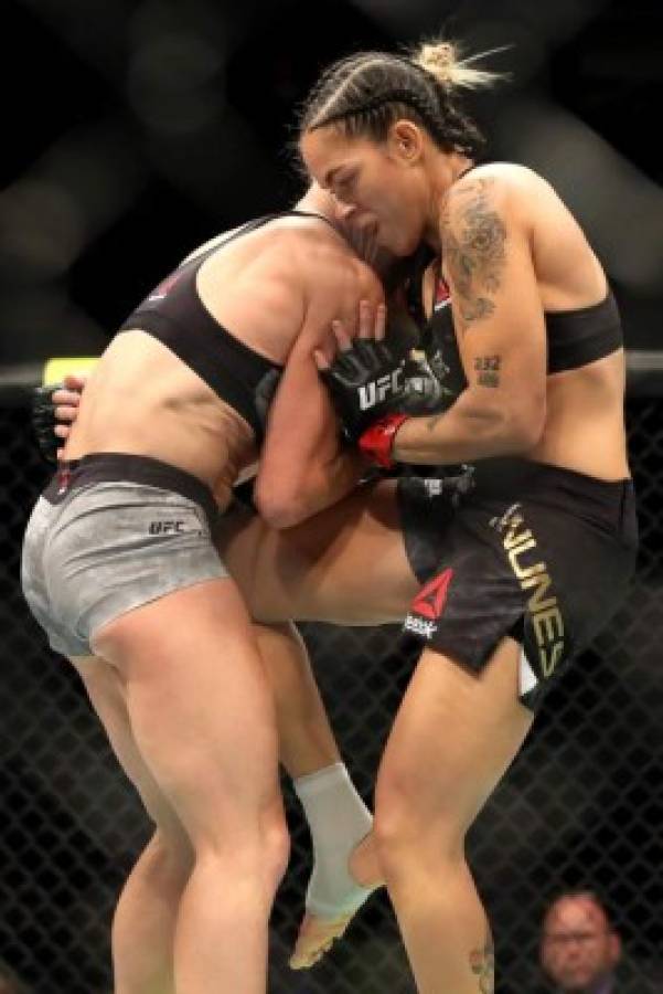 Amanda Nunes, posa de forma intima en Instagram con sus cinturones de campeona de la UFC