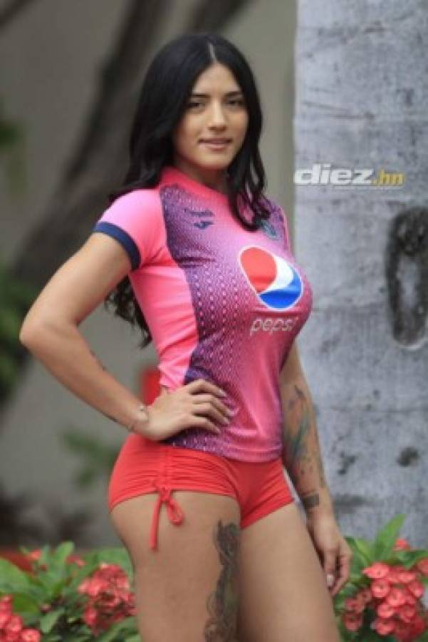 Aileen López, la sexy aficionada de Motagua que revela el significado de sus 17 tatuajes