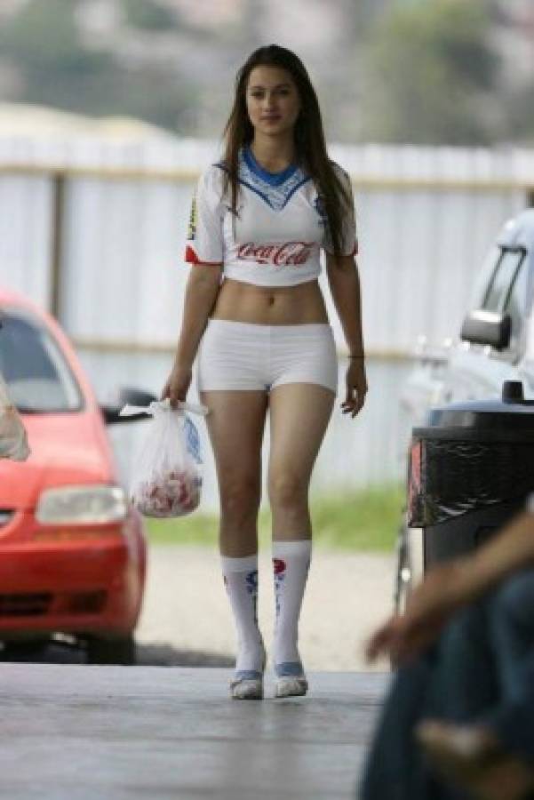 ¡MAMITAS! Ellas son las aficionadas más lindas del clásico Olimpia-Motagua