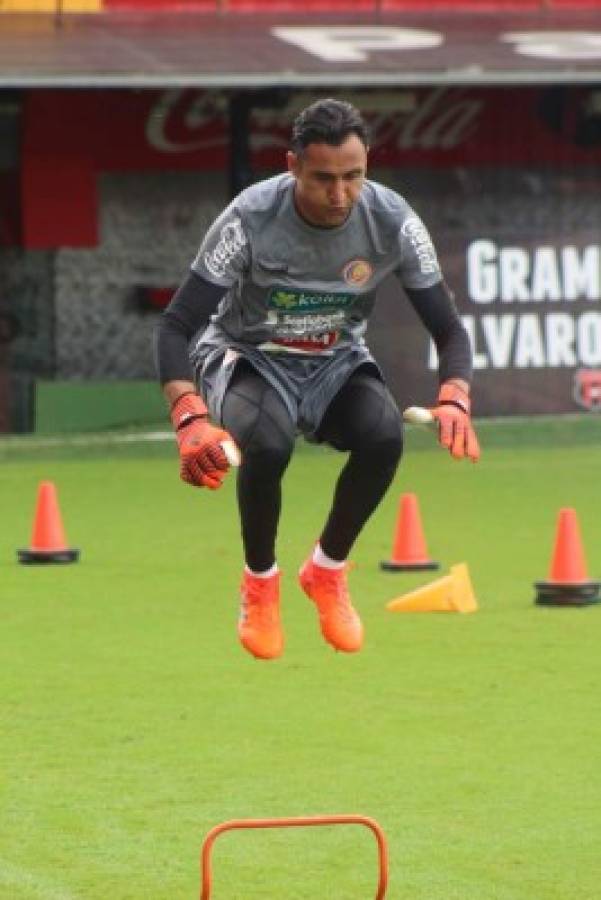 Adidas manda bien equipado a Keylor Navas que da el ejemplo en los entrenamientos