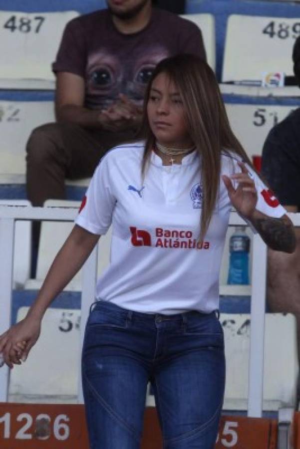 ¿QUIÉN ES? La sexy mujer que puso de cabeza el estadio Nacional... ¡todos la miraban!