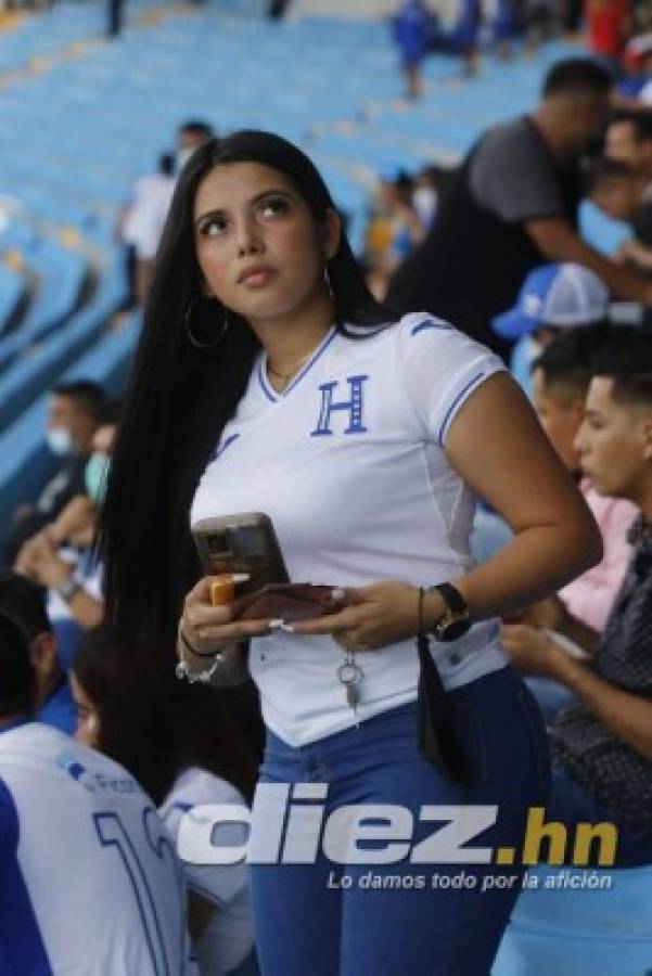 'Extraño a mi ex', 'mandilón': Las pancartas más curiosas y jocosas en el Estadio Olímpico