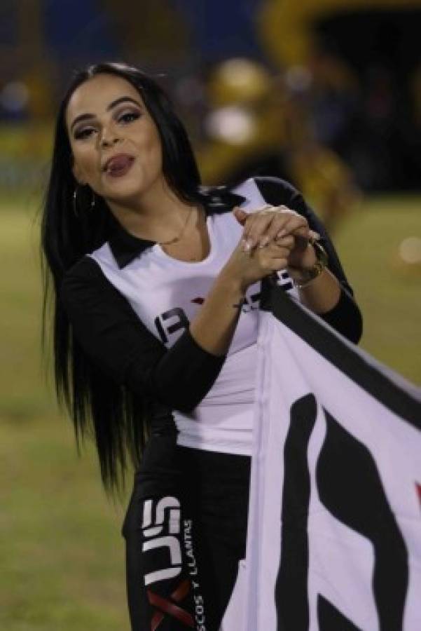 Jeimy Álvarez, la linda hondureña que se roba las miradas en los estadios