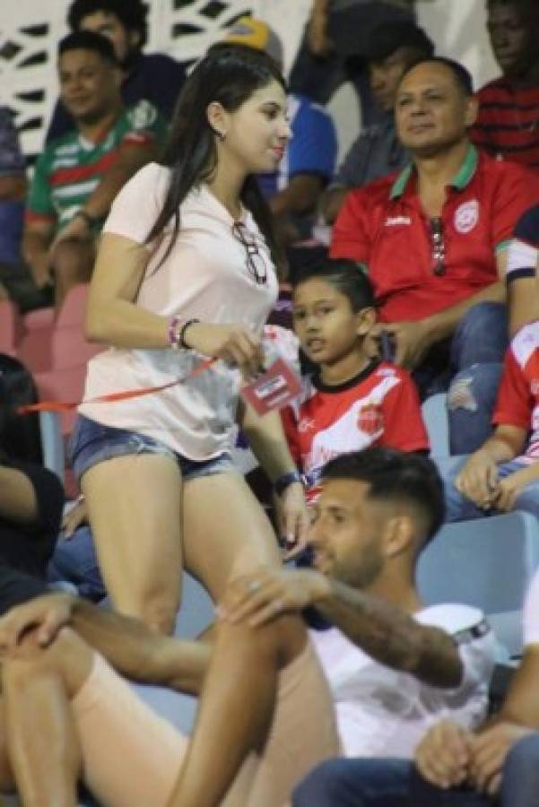 El estadio Ceibeño se llenó de chicas muy lindas en el Vida ante Marathón