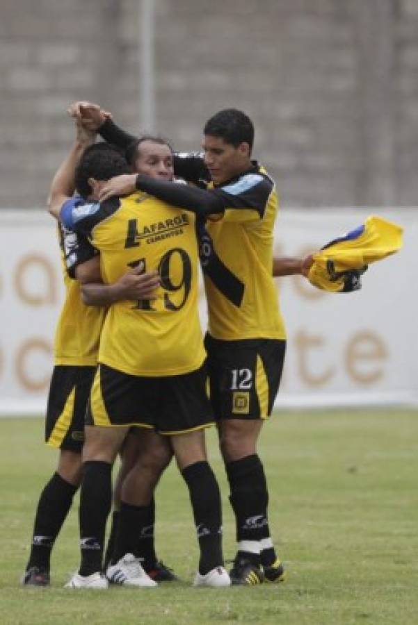 Los futbolistas hondureños que a muy temprana edad colgaron los botines