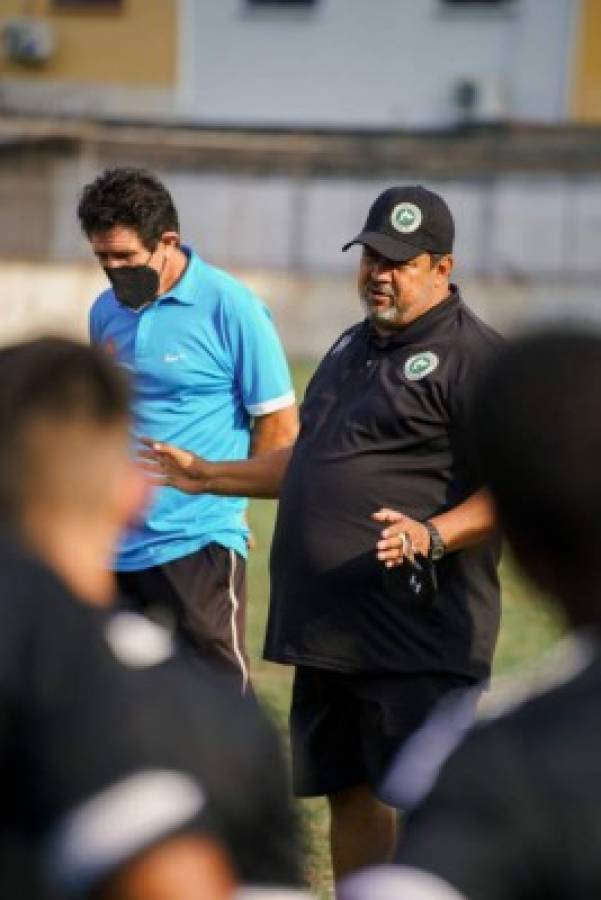 Extraña las canchas: así fue captado el entrenador Héctor Vargas en su visita a prestigiosa academia sampedrana