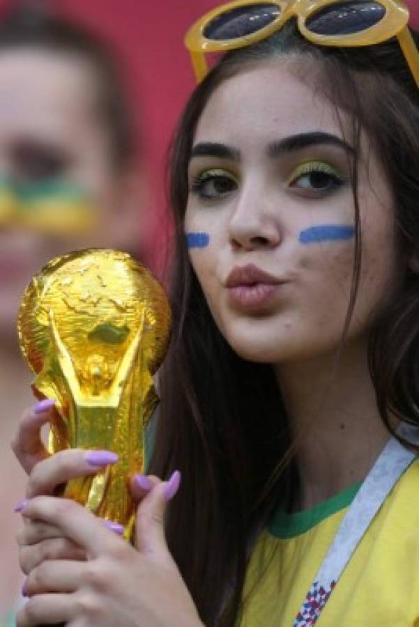 Garotas ponen belleza en el Mundial de Rusia en juego de Brasil-Bélgica
