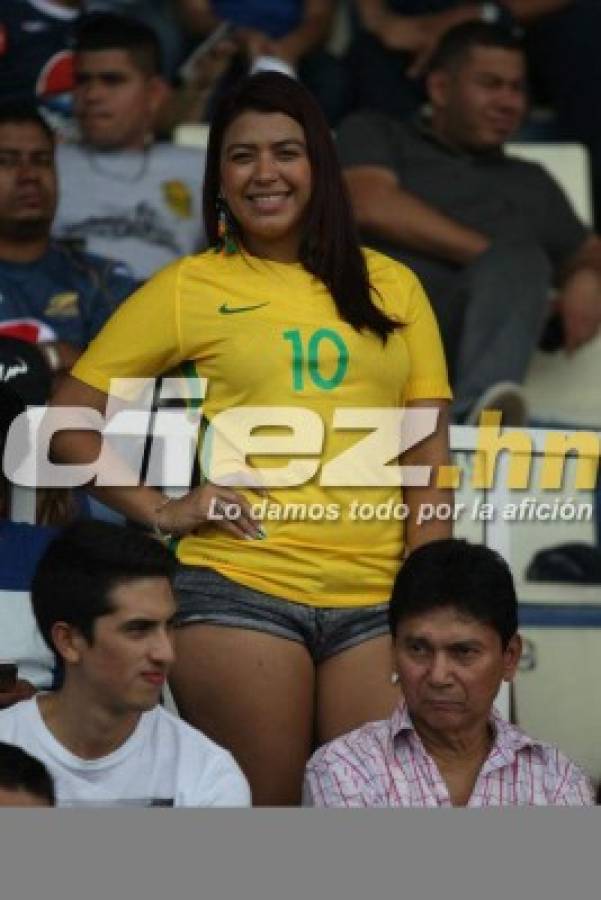 Las hermosas chicas que adornan el estadio Nacional para juego de Ronaldinho
