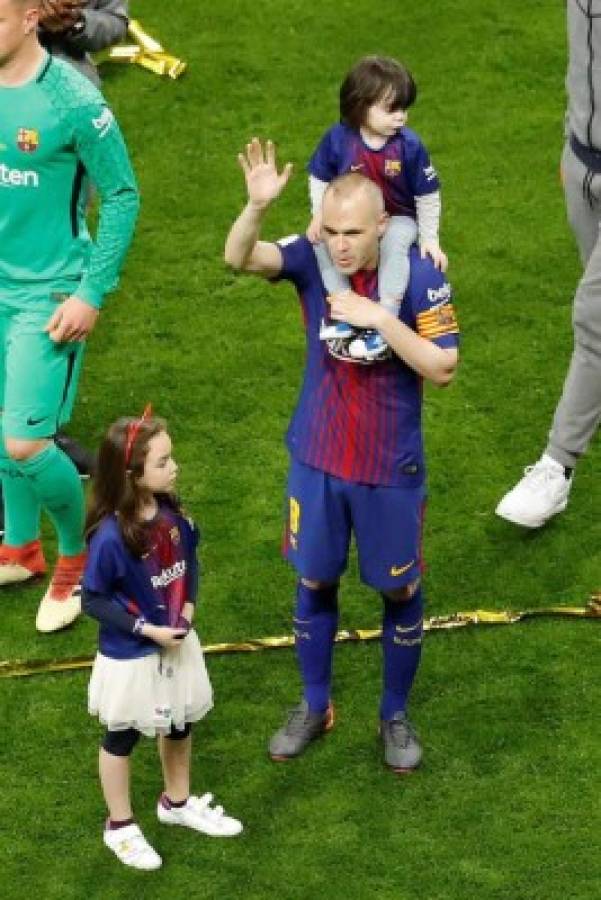 En fotos: Así celebraron las esposas e hijos de los jugadores del Barcelona la Copa del Rey ¿Y Shakira?