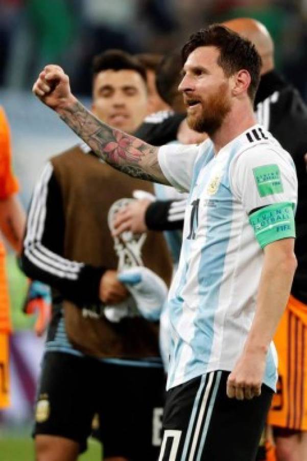 FOTOS: El emotivo festejo de Messi tras clasificar con Argentina a octavos