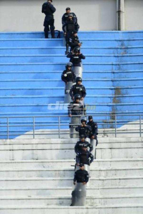 Policías y militares coparon el Olímpico; las provocaciones entre barras no pararon