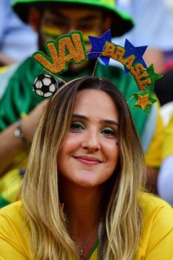 Garotas ponen belleza en el Mundial de Rusia en juego de Brasil-Bélgica