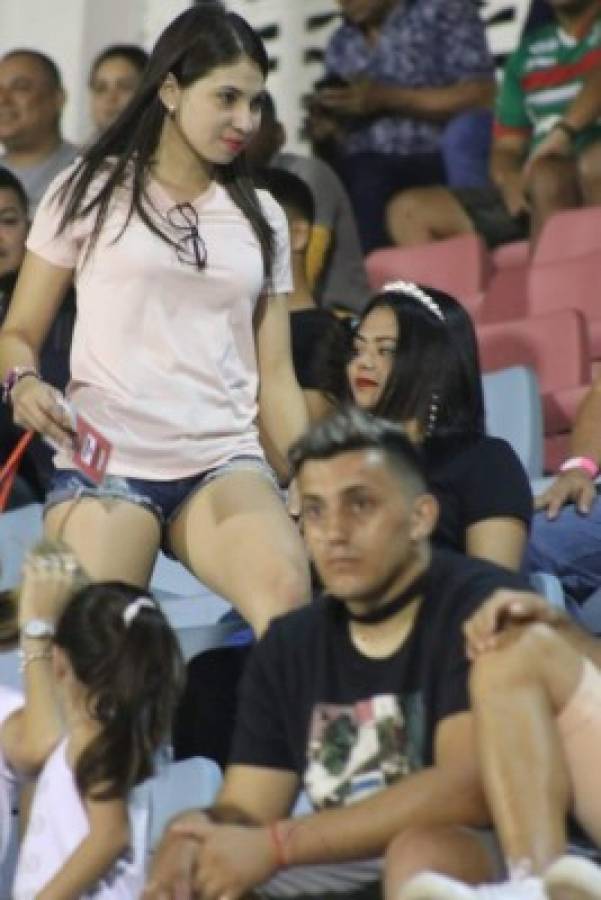 El estadio Ceibeño se llenó de chicas muy lindas en el Vida ante Marathón