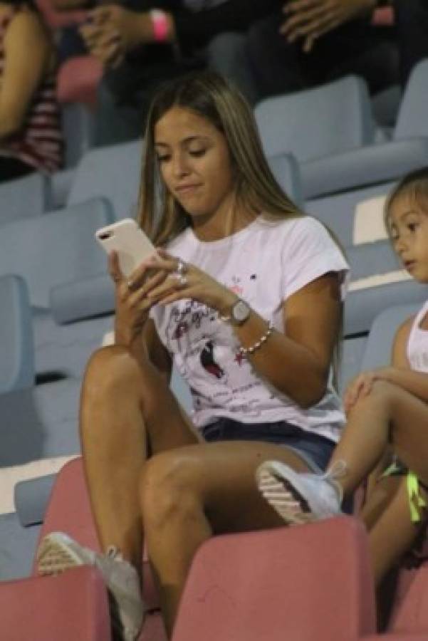 El estadio Ceibeño se llenó de chicas muy lindas en el Vida ante Marathón