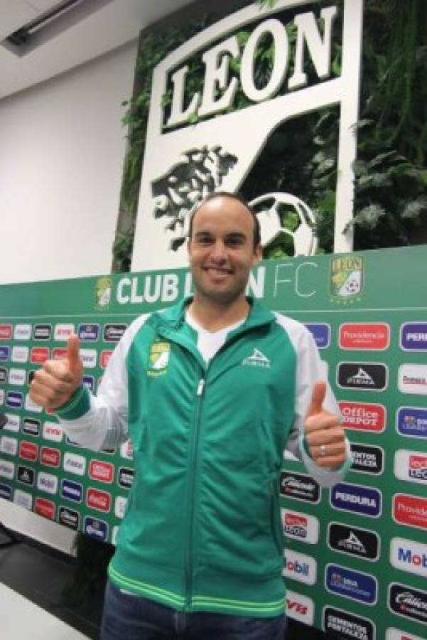 Leon´s new footballer, Landon Donovan of the US poses with the team´s jersey during his official presentation at the Nou Camp stadium on January 15, 2018, in Leon, Guanajuato state, Mexico. / AFP PHOTO / GUSTAVO BECERRA