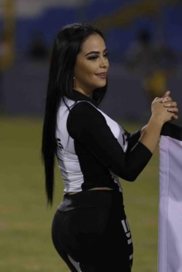 Jeimy Álvarez, la linda hondureña que se roba las miradas en los estadios