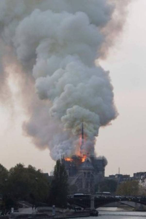 Tristes imágenes: Así agarró fuego la reconocida catedral de Notre Dame en París