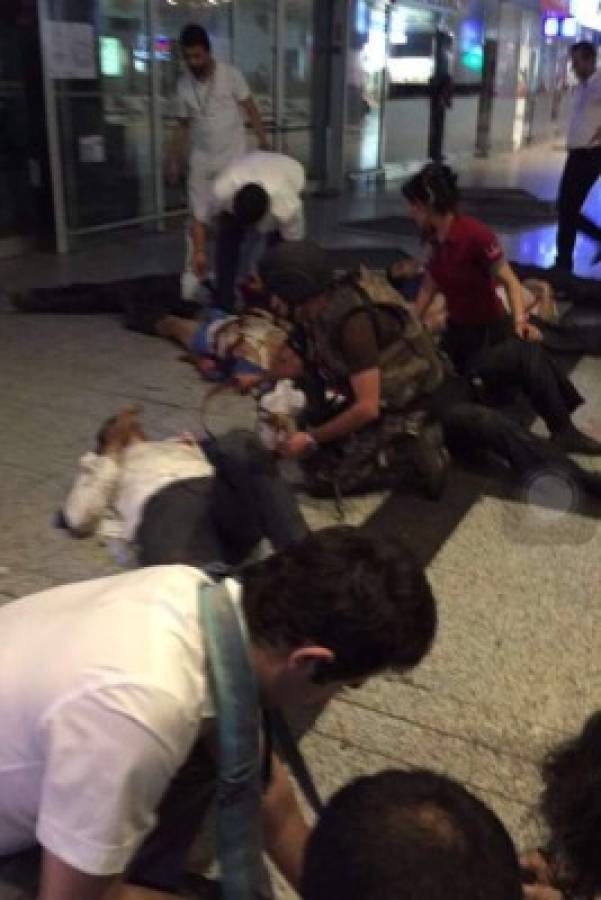 FOTOS: Imágenes dramáticas de las dos explosiones en el Aeropuerto de Estambul