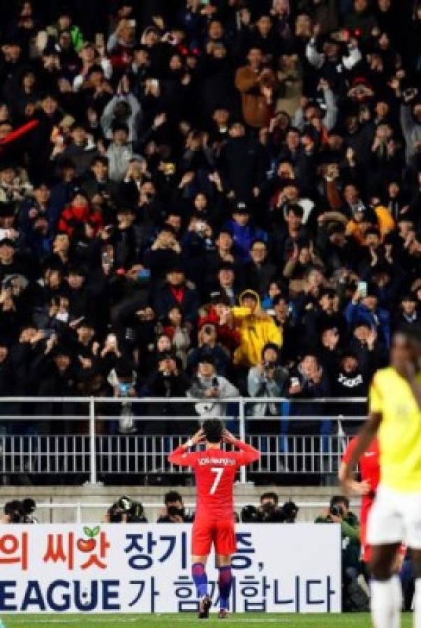 EPA1207. SUWON (COREA DEL SUR), 10/11/2017.- El futbolista de la selección surcoreana Son Heung-min (c) celebra un gol durante su partido amistoso ante la selección de Colombia en el Estadio de la Copa del Mundo de Suwon (Corea del Sur), hoy 10 de noviembre de 2017. Corea del sur ganó por 2-1. EFE/ Jeon Heon-kyun