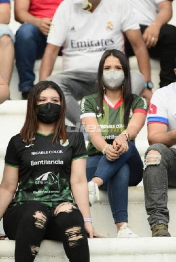 El Olímpico convertido en una pasarela: Las despampanantes y sexys mujeres en el clásico Marathón-Olimpia