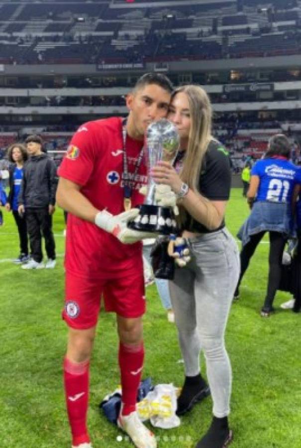 Beso a la Copa y para ellas: las chicas que enamoraron en la celebración de Cruz Azul y un invitado inesperado