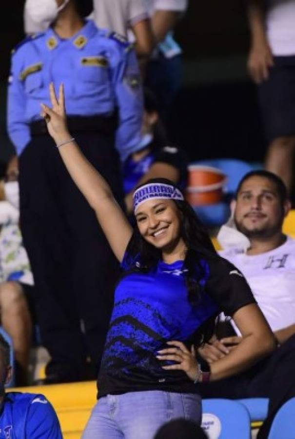 ¿De dónde sale tanta belleza? Las chicas que adornan el Olímpico para el Honduras-Jamaica