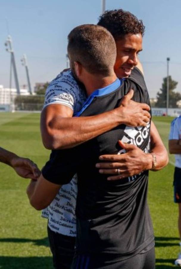 Entre lágrimas, emotivo discurso y abrazos: Así fue la despedida de Varane del Real Madrid