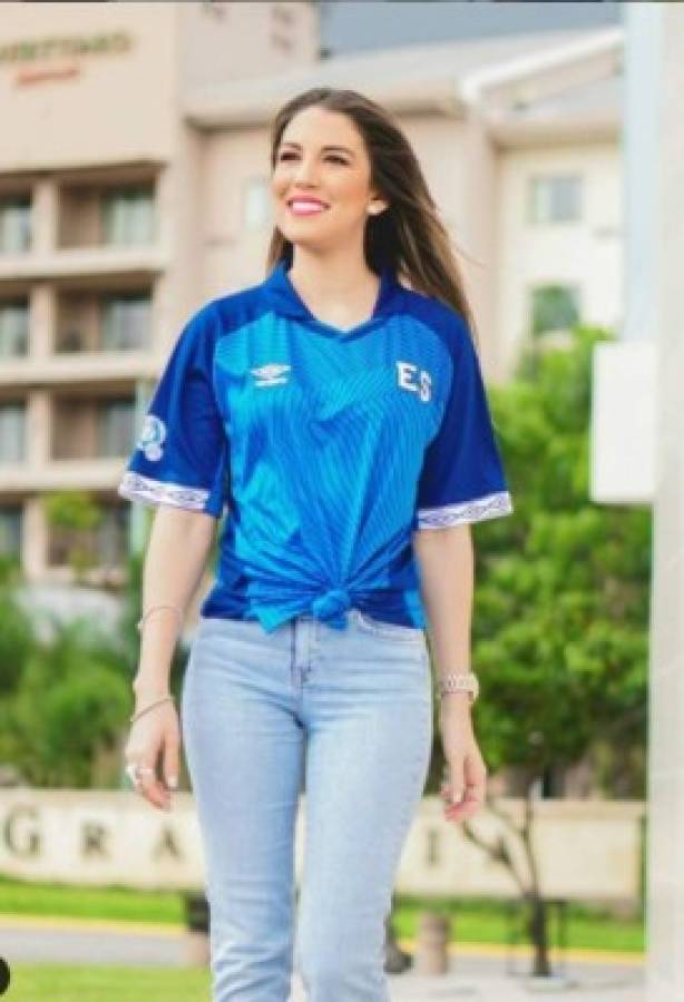 La bella periodista deportiva hondureña que anima a la H, pero que también es hincha de El Salvador